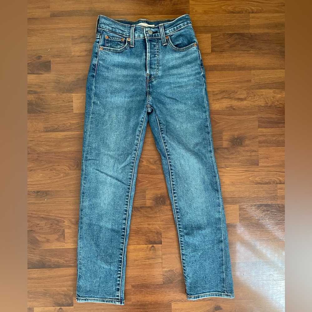 Levi's Women's Straight Leg Jeans in Medium Blue